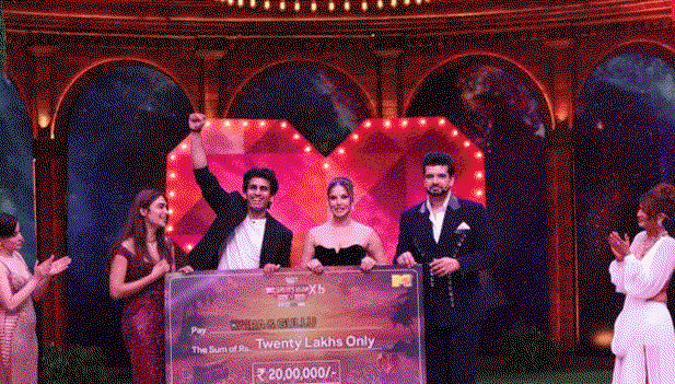 Entertainment News :  MTV Splitsvilla X6 के विनर बने गुल्लू -कायरा, ट्रॉफी के साथ जीता 20 लाख रुपये