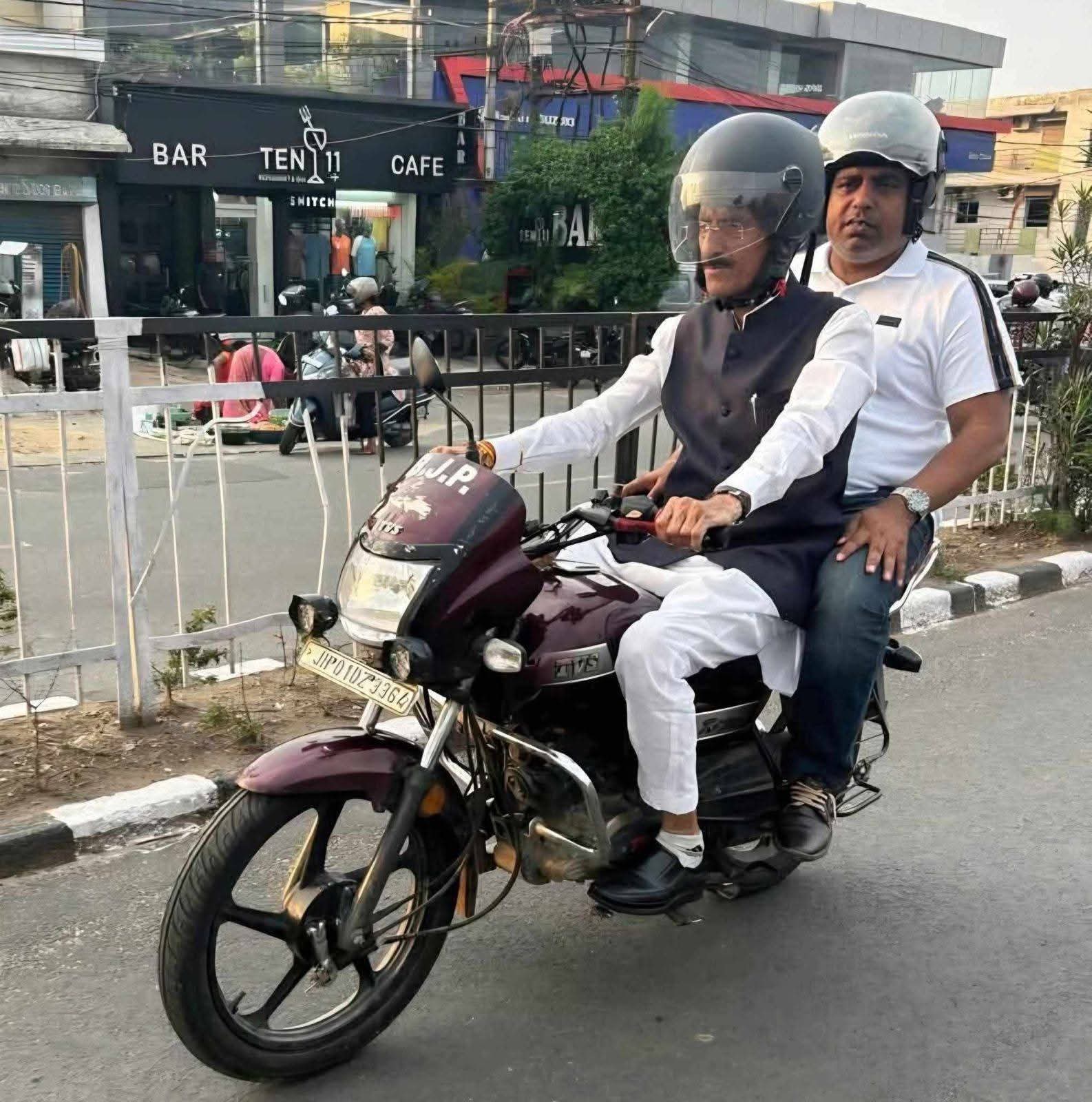 रक्षा राज्य मंत्री संजय सेठ जिस बाइक से घूम रहे, उस पर बिना हेलमेट चलने के 11 चालान पेंडिंग