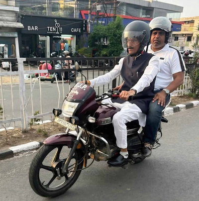 रक्षा राज्य मंत्री संजय सेठ जिस बाइक से घूम रहे, उस पर बिना हेलमेट चलने के 11 चालान पेंडिंग