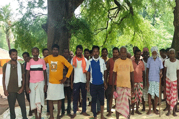 Baharagora News : ग्राम प्रधान को हटाने की मांग पर अड़े मांगरोसोल के ग्रामीण