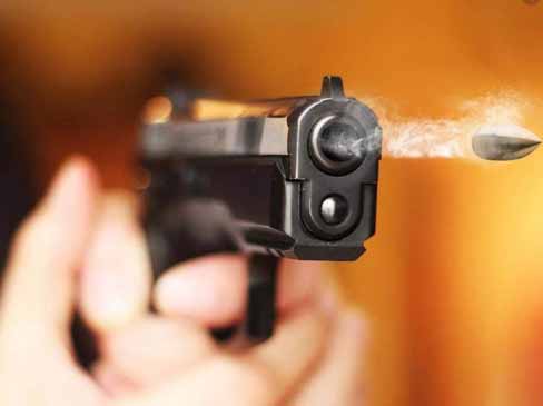 Latehar News : जंगल में शिकार पर गए युवक की गोली लगने से मौत, महुआ पेड़ के नीचे मिला शव