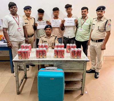 Dhanbad News : रेलवे स्टेशन से बियर के साथ 3 तस्कर गिरफ्तार
