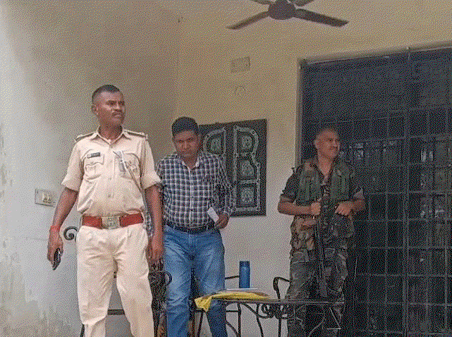 Dhanbad  News :सुरक्षा गार्ड की संदिग्ध मौत, मुआवजे की मांग पर परिजनों का हंगामा