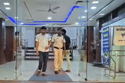 Dhanbad  News : रेलवे में नौकरी दिलाने का झांसा देकर लाखों की ठगी, फर्जी DRM कर्मी गिरफ्तार