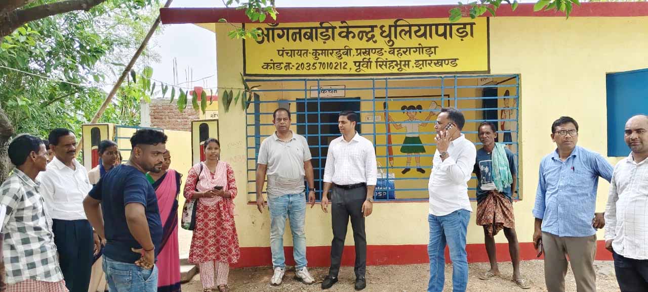 Baharagora : LRDC ने आंगनवाड़ी, स्कूल व पंचायत भवन का किया औचक निरीक्षण