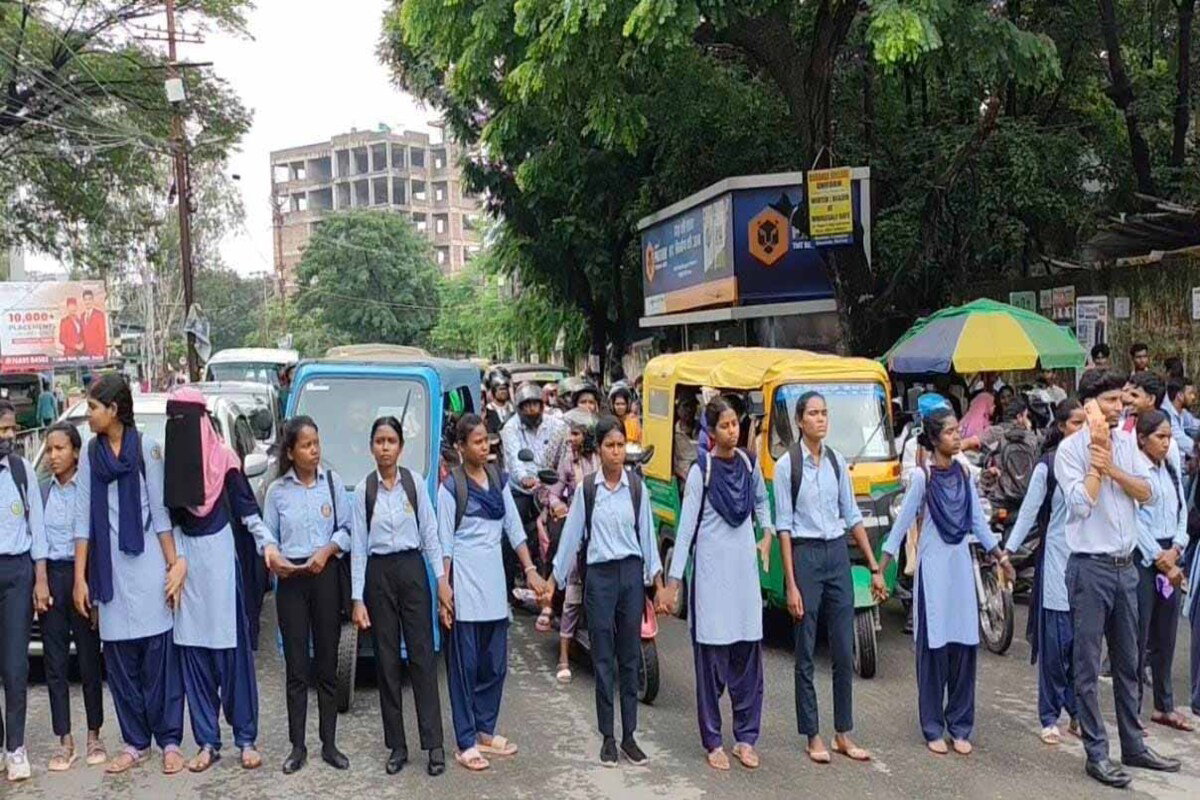 Ranchi : NEP, क्लस्टर सिस्टम व सीटों में कटौती के विरोध में डोरंडा कॉलेज के छात्रों का सड़क जाम
