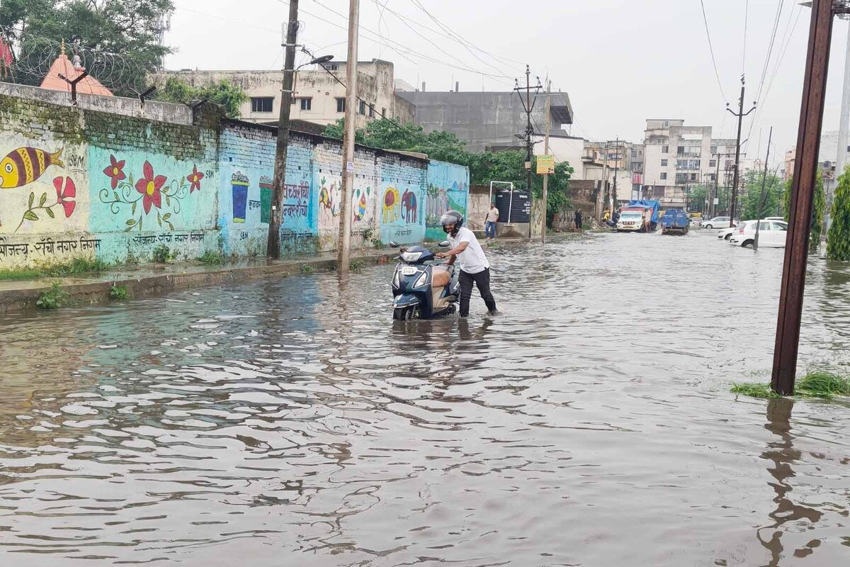 Ranchi : कुछ देर की बारिश ने नगर निगम की तैयारी की खोली पोल, कई जगह जलजमाव