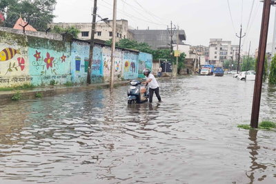 Ranchi : कुछ देर की बारिश ने नगर निगम की तैयारी की खोली पोल, कई जगह जलजमाव