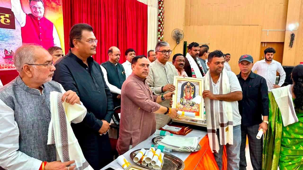 Hazaribagh : सांसद तीर्थ दर्शन महाअभियान के 1 वर्ष पूरे, 250 कार्यकर्ता हुए सम्मानित