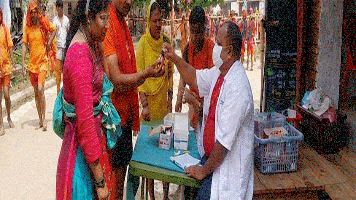 Bokaro News : बैद्यनाथ धाम में कांवरियों को मिल रही प्राथमिक चिकित्सा सेवा दे रही बीएसएल