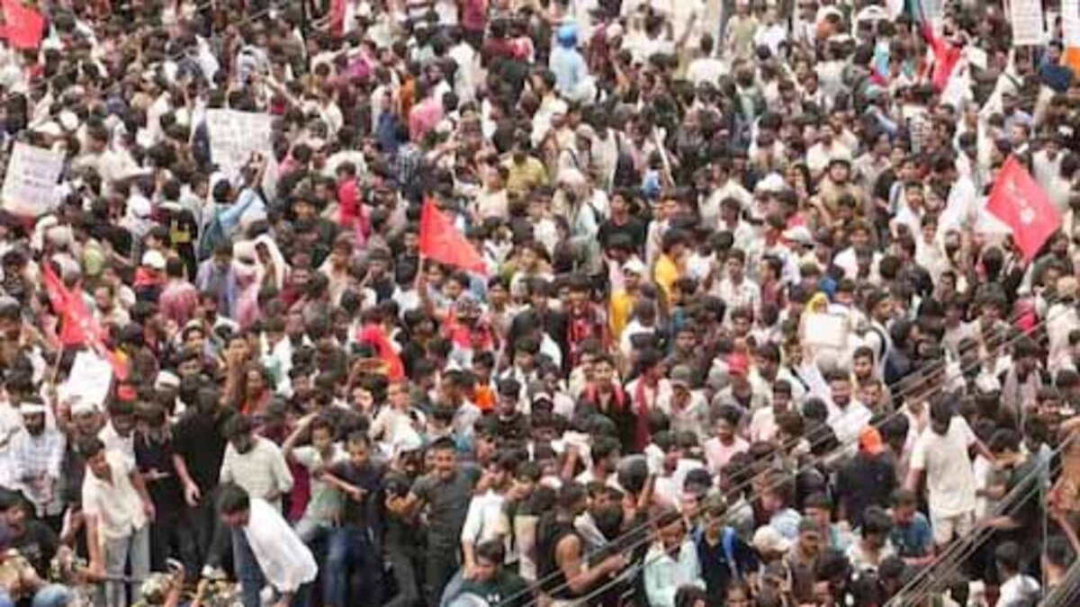 Bihar : TRE 4 नोटिफिकेशन समेत कई मांगों को लेकर पटना में छात्रों का प्रदर्शन