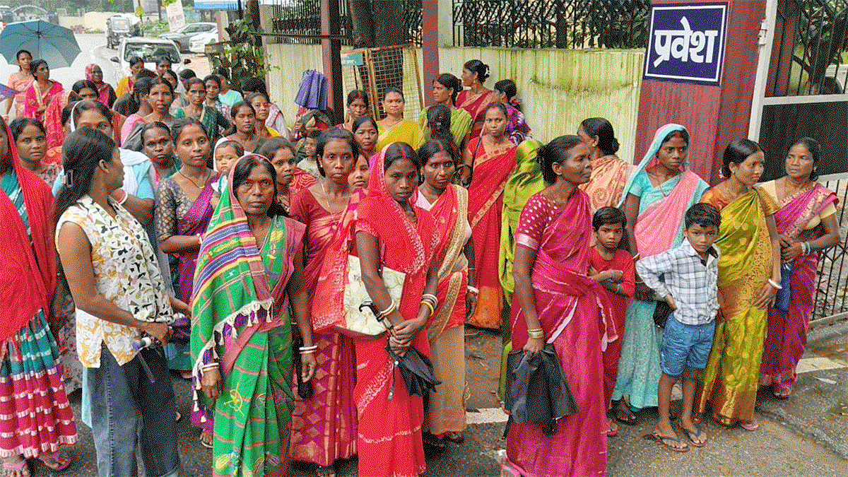 Bokaro News: फ्लाई ऐश परिवहन व डंपिंग का महिलाओं ने किया विरोध, डीसी को सौंपा ज्ञापन