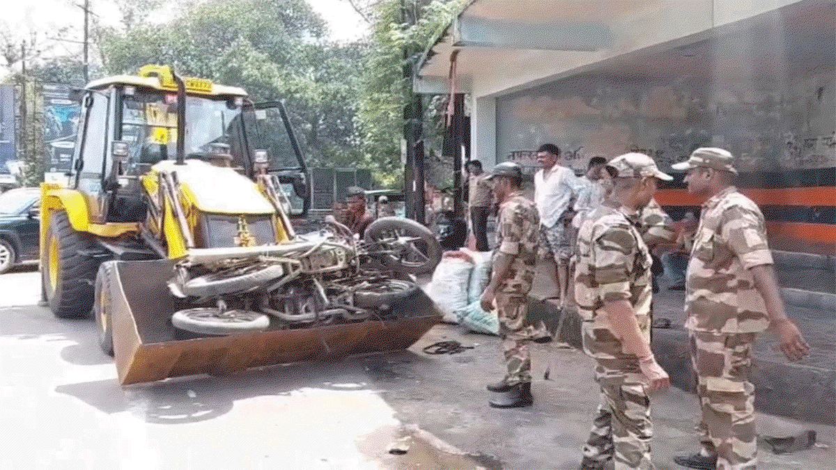 Dhanbad News : अवैध कोयला ढुलाई के खिलाफ CISF की करवाई , दो बाइक समेत 20 बोरी कोयला जब्त
