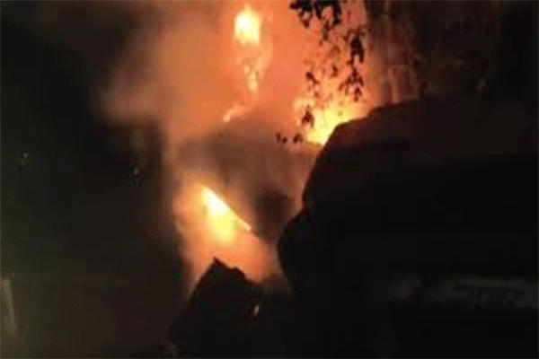 गुमला–छत्तीसगढ़ NH पर भीषण हादसा, पेड़ से टकराकर जला ट्रेलर, चालक की मौत