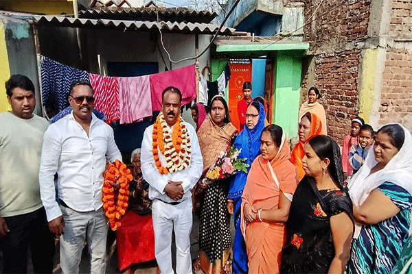 धनबाद : वार्ड 41 पार्षद प्रत्याशी अनुरंजन कुमार सिंह ने मतदाताओं से मिल रखा विकास विजन