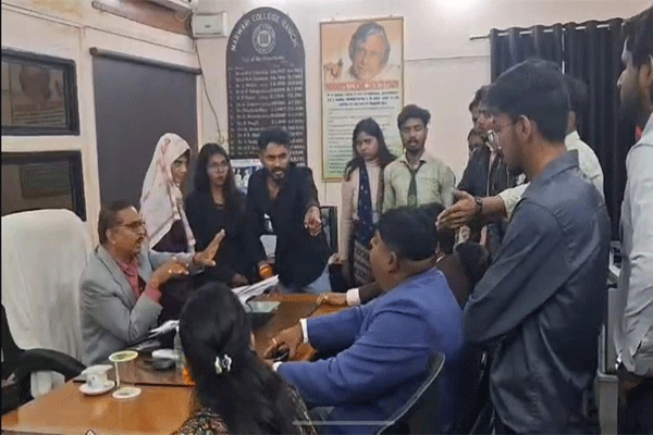 मारवाड़ी कॉलेज में अबुआ अधिकार मंच का प्रदर्शन, नियमित कक्षाएं नहीं होने पर दी चेतावनी