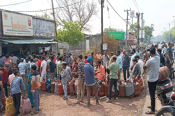 बस्ताकोला में LPG  संकट गहराया, सुबह 5 बजे से कतार, फिर भी खाली हाथ लौट रहे लोग