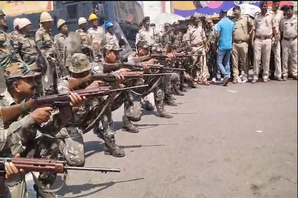 पलामू में पुलिस का दंगा नियंत्रण मॉक ड्रिल, असामाजिक तत्वों को सख्त संदेश