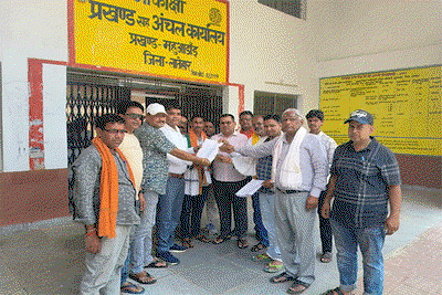 Latehar news  : किसानों की समस्याओं पर भाजपा का प्रखंड कार्यालय घेराव, बीडीओ को ज्ञापन सौंपा