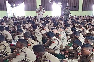 Ranchi : ट्रैफिक SP ने NCC छात्रों को साइबर अपराध से बचाव व यातायात नियमों के प्रति किया जागरूक
