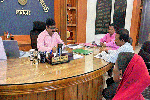 Latehar News : जन‍ शिकायत निवारण  में डीसी ने सुनी शिकायतें