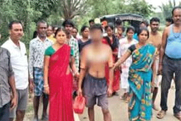 Ranchi : चोरी के आरोप में व्यक्ति को महिला परिधान के कपड़े पहनाकर घुमाया पूरा गांव