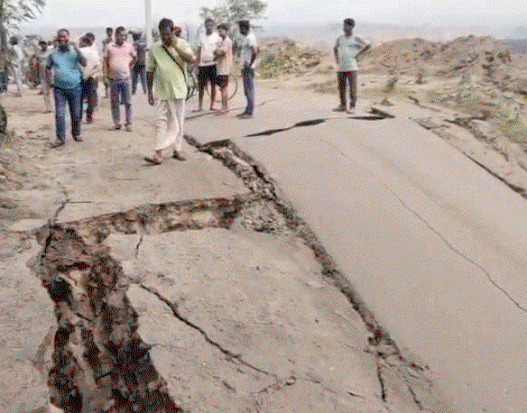 Dhanbad News : चापापुर ओसीपी की ब्लास्टिंग से धंसी ग्रामीण सड़क, भड़के लोगों ने बंद कराया खनन कार्य