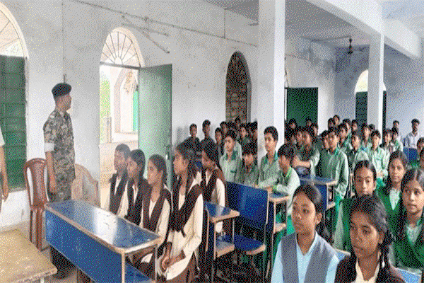 Saraikela News : पुलिस ने स्कूल में चलाया जागरूकता अभियान, छात्रों को कई मुद्दों पर दी जानकारी