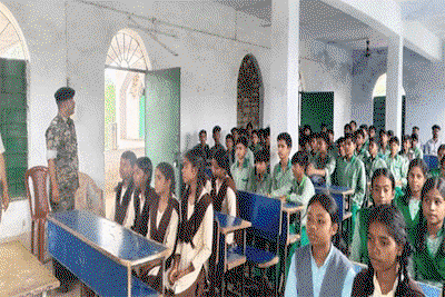 Saraikela News : पुलिस ने स्कूल में चलाया जागरूकता अभियान, छात्रों को कई मुद्दों पर दी जानकारी