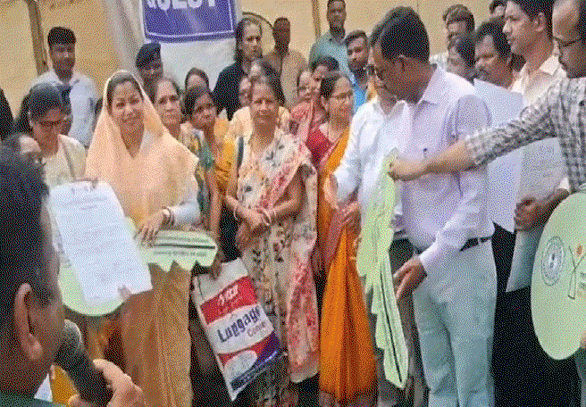 Jamshedpur News : प्रधानमंत्री आवास योजना के तहत 340 परिवारों को सौंपी गई फ्लैटों की चाबी