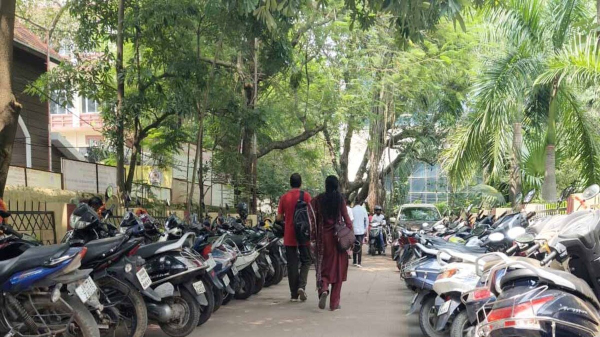 DC-SDO कार्यालय परिसर के बाहर गार्ड की तैनाती के बावजूद सड़क पर लग रही वाहनों की कतार