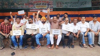 Dhanbad  News : भू-धसान व अवैध उत्खनन के खिलाफ रणधीर वर्मा चौक पर प्रदर्शन