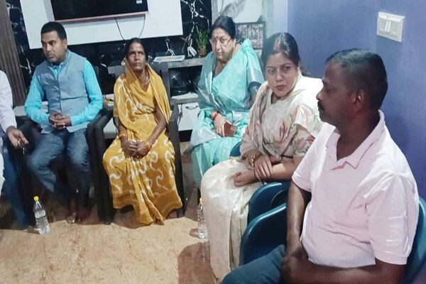 समाजसेवी शेफाली गुप्ता पहुंची विष्णुगढ़, पीड़ित परिवारों से की मुलाकात