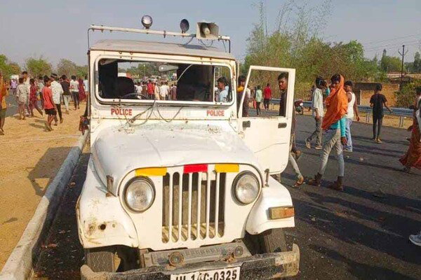 गढ़वा: सड़क हादसे में युवक की मौत, आक्रोशित ग्रामीणों ने किया सड़क जाम, पुलिस से झड़प