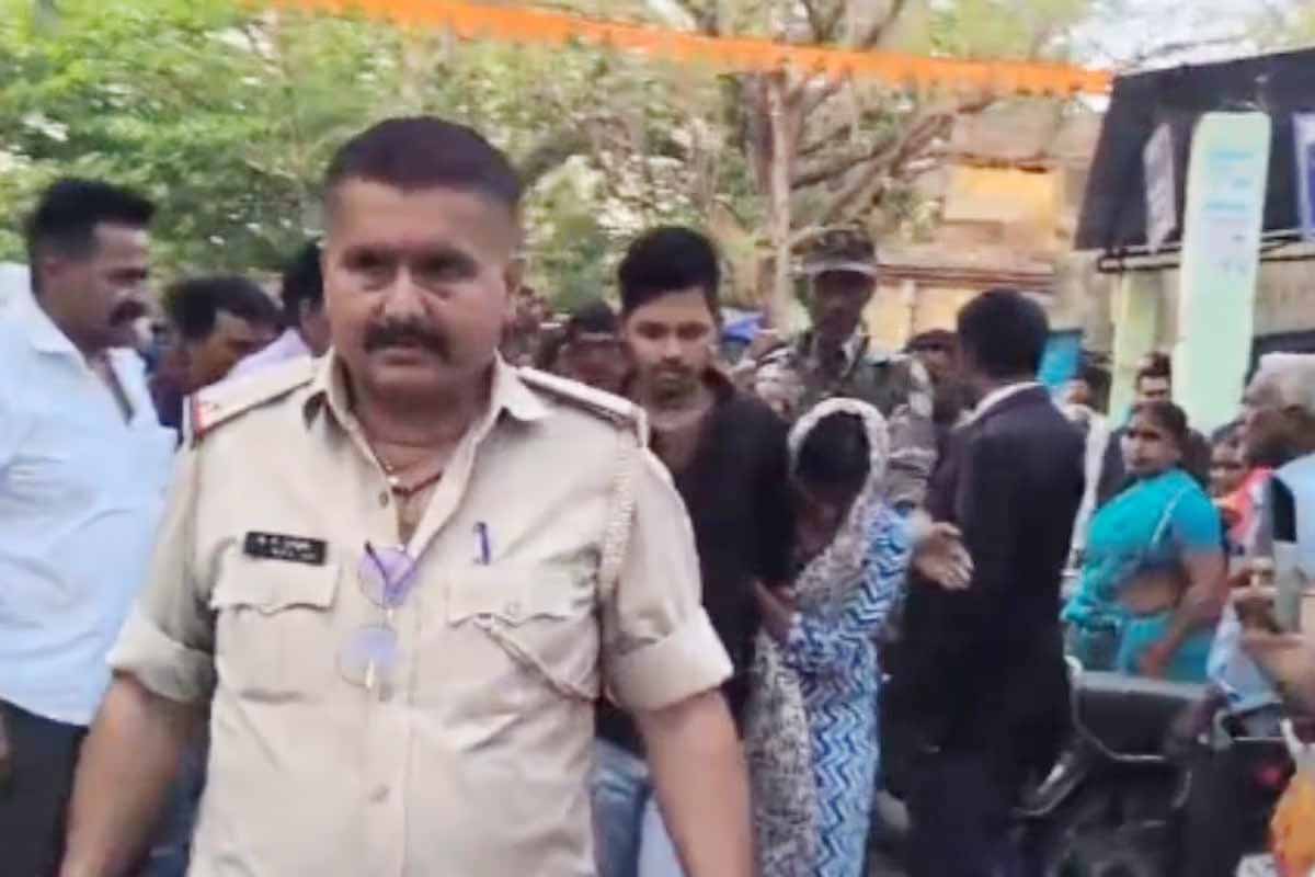 गिरिडीह: प्रेमी युगल को लेकर कोर्ट के बाहर दो परिवारों में मारपीट