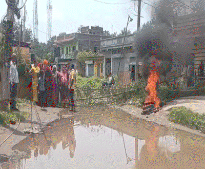 Jamshedpur News : सड़क की बदहाली पर फूटा लोगों का गुस्सा, ग्रामीणों ने की सड़क जाम