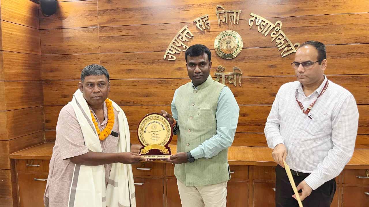 Ranchi News : 17वें पेंशन दरबार में सेवानिवृत्त शिक्षकों को किया गया सम्मानित