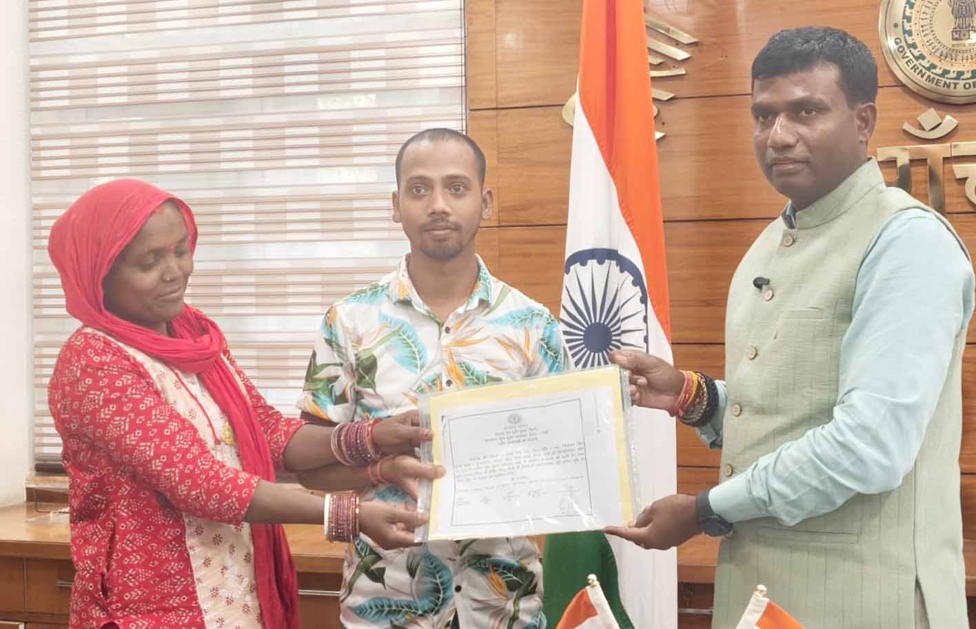 Ranchi News : नक्सली हमले में मारे गए त्रिलोचन सिंह मुंडा के परिवार को मिली 4 डिसमिल जमीन