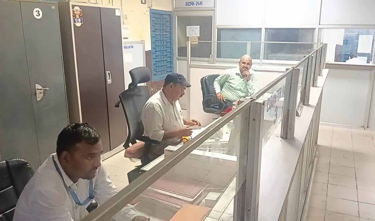 Jharkhand : सब-रजिस्ट्रार बालेश्वर पटेल की हत्या के विरोध में धनबाद रजिस्ट्री कार्यालय में पेन डाउन स्ट्राइक