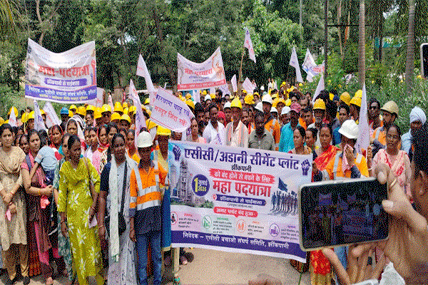 Chaibasa News : एसीसी प्लांट बंदी के खिलाफ फूटा जनाक्रोश, पदयात्रा निकालकर किया विरोध