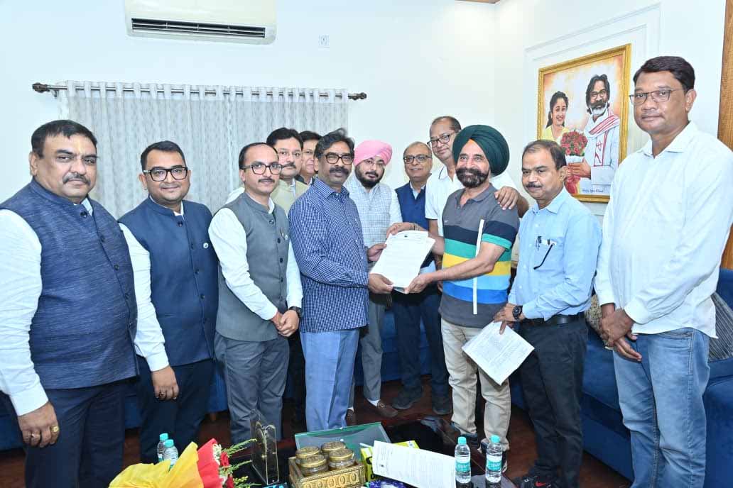 Ranchi : CM हेमंत से मिला चैंबर प्रतिनिधिमंडल, राज्यस्तरीय सम्मेलन का दिया निमंत्रण