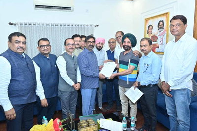 Ranchi : CM हेमंत से मिला चैंबर प्रतिनिधिमंडल, राज्यस्तरीय सम्मेलन का दिया निमंत्रण
