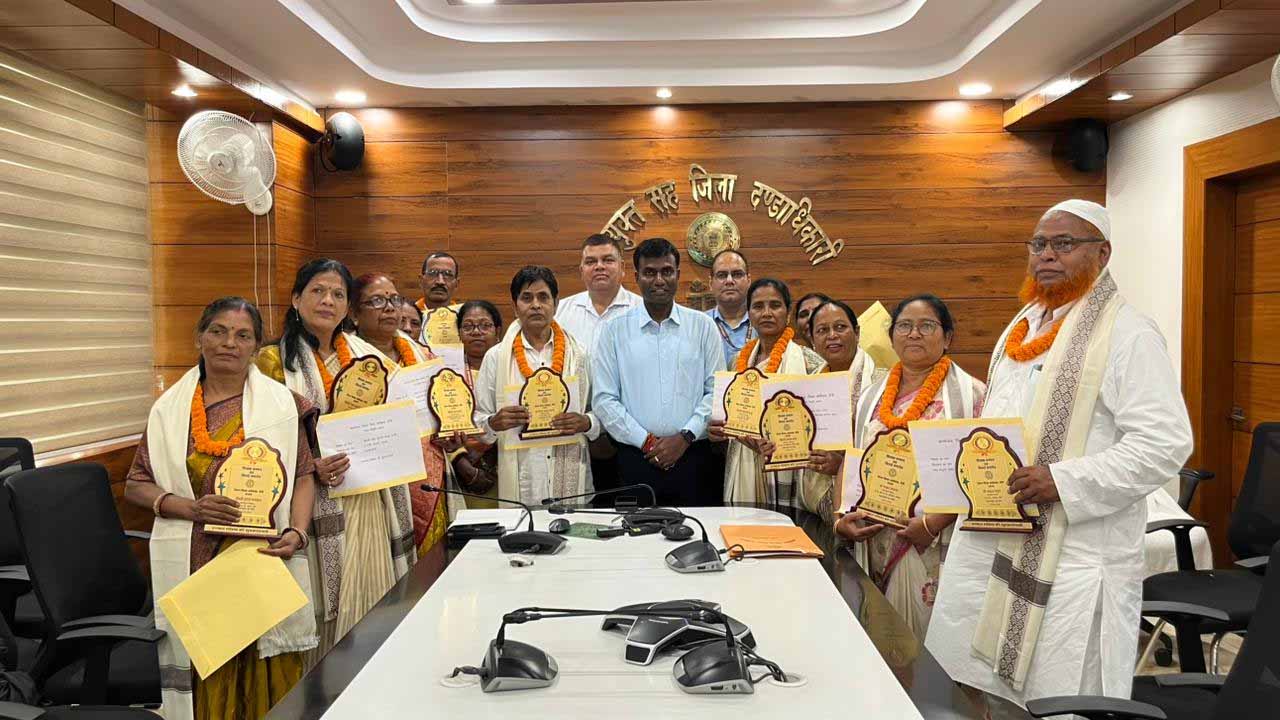 जिला प्रशासन की पहल: रिटायरमेंट के दिन ही मिला पेंशन का लाभ, 11 शिक्षक व 2 कर्मी हुए सम्मानित