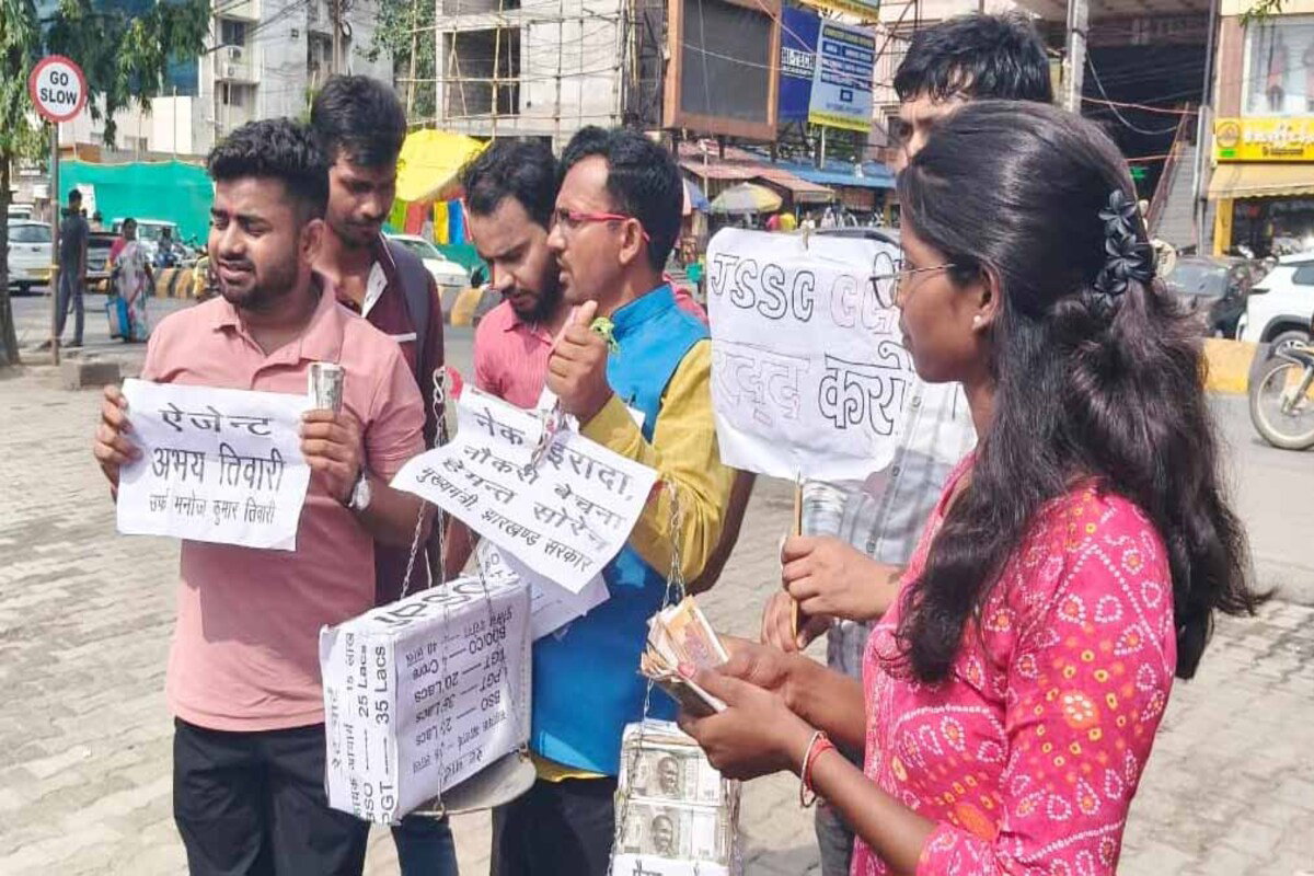 JPSC-JSSC आंदोलन : अभ्यर्थियों ने नुक्कड़ नाटक कर दिखाया कैसे बेची जा रही सरकारी नौकरियां
