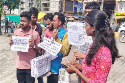 JPSC-JSSC आंदोलन : अभ्यर्थियों ने नुक्कड़ नाटक कर दिखाया कैसे बेची जा रही सरकारी नौकरियां