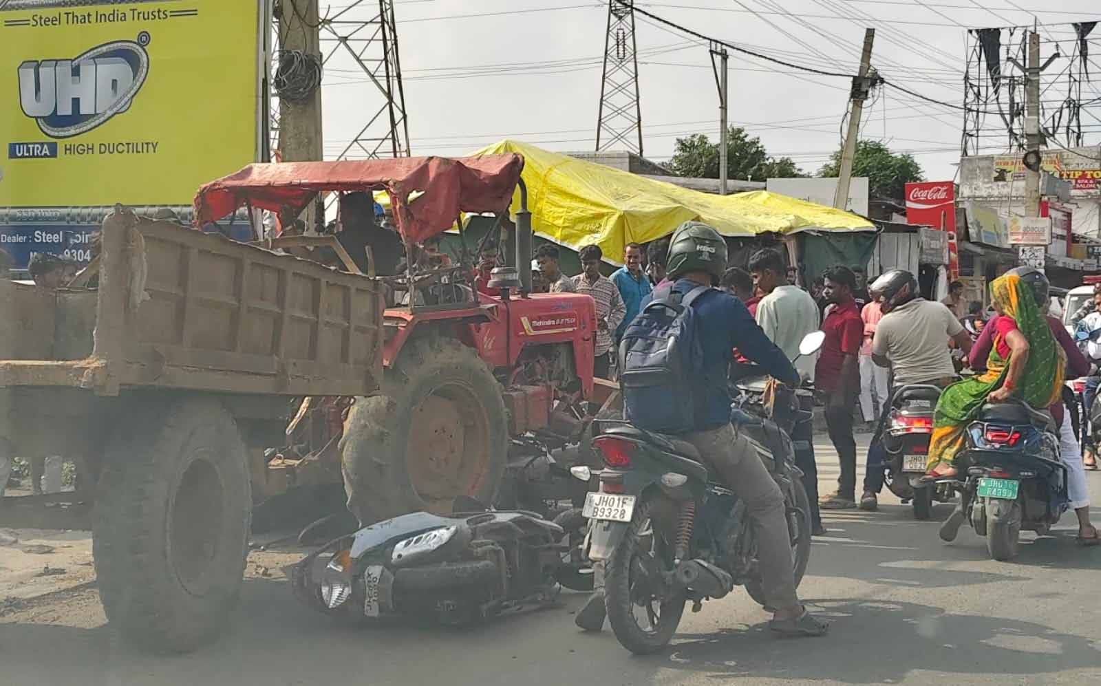 Ranchi News : कांके में अनियंत्रित ट्रैक्टर ने कई वाहनों को मारी टक्कर