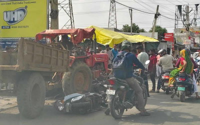 Ranchi News : कांके में अनियंत्रित ट्रैक्टर ने कई वाहनों को मारी टक्कर