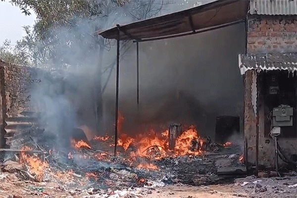 धनबाद : रुई फैक्ट्री में शॉर्ट सर्किट से लगी आग, लाखों का नुकसान, एक मजदूर झुलसा