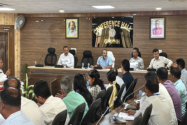 गिरिडीह :  पेंशन अदालत मामलों की समीक्षा, उपायुक्त ने की अहम बैठक