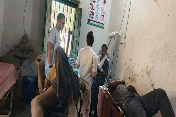 लातेहार : अनियंत्रित हो कर ट्रक खाई में गिरी, चालक व खलासी गंभीर रूप से घायल